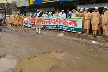 লোহারপুল-পোস্তগোলা রাস্তা সংস্কারসহ দুই দাবি এলাকাবাসীর