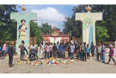 কুষ্টিয়া পৌরসভার পরিচ্ছন্নতা কর্মীদের কর্মবিরতি
