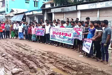 মুকসুদপুরে সড়ক সংস্কারের দাবিতে স্থানীয়দের মানববন্ধন