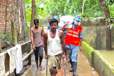 পরশুরামে বন্যায় ক্ষতিগ্রস্থদের মাঝে কোস্ট গার্ডের ত্রাণসামগ্রী বিতরণ