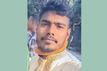 বাড়ির গেটের সামনে পড়ে ছিল যুবকের মরদেহ