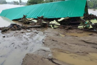 নামছে পানি, ভেসে উঠছে ক্ষতচিহ্ন