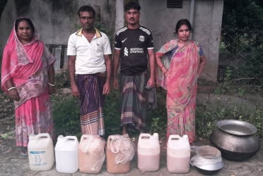 নাটোরে অবৈধ মদের কারখানায় অভিযান, আটক ৪