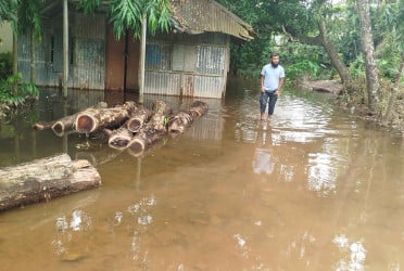 নোয়াখালীতে বন্যার পানি নামছে, বাড়ছে দুর্ভোগ