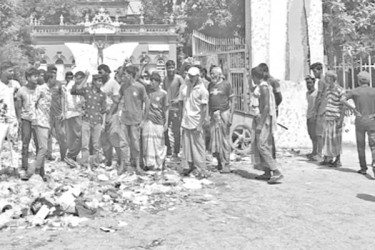 কুষ্টিয়া পৌরসভা ফটকে ময়লা ফেলে বিক্ষোভ