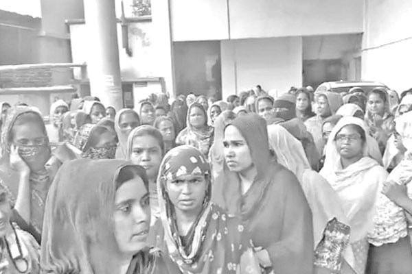 গাজীপুরে বকেয়া বেতনের দাবিতে সড়ক অবরোধ