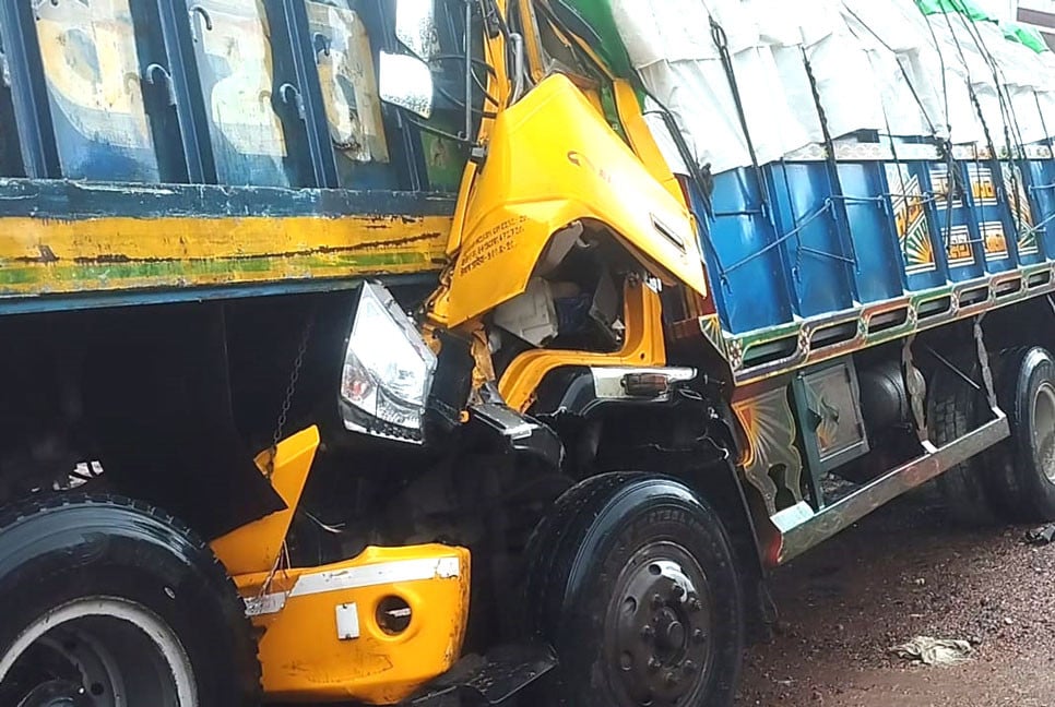 যশোরে ট্রাকের নিয়ন্ত্রণ হারিয়ে চালক ও হেলপার নিহত
