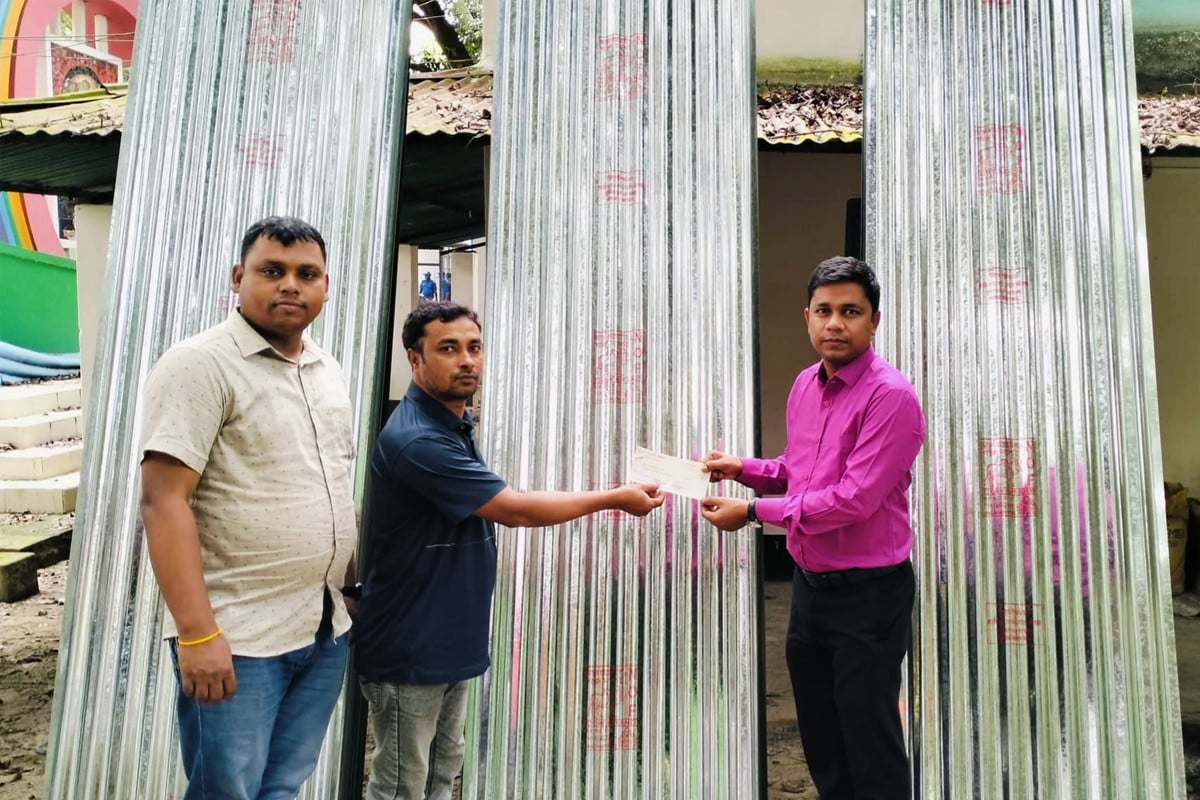 সিংড়ায় অগ্নিকাণ্ডে ক্ষতিগ্রস্ত ৩১ পরিবারকে ঢেউটিন ও চেক প্রদান