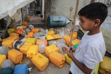 পানির জন্য লাইনে দাঁড়িয়ে থাকা ৬ শিশুকে হত্যা করলো ইসরায়েল