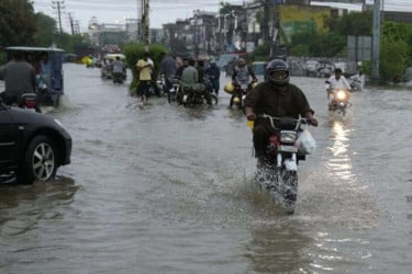 পাকিস্তানে ভারী বৃষ্টিপাত ও বন্যায় প্রাণহানির সংখ্যা ছাড়াল ১০০
