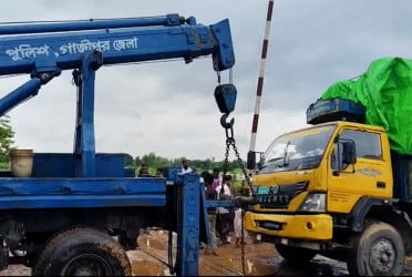 রেল ক্রসিংয়ে ট্রাক বিকল : তিন ঘণ্টা পর ঢাকা-রাজশাহী ট্রেন চলাচল শুরু
