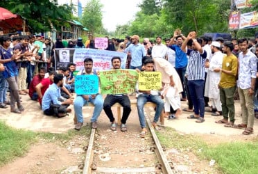 আজিজুল হক কলেজের সামনে রেলগেট নির্মাণের দাবিতে শিক্ষার্থীদের অবরোধ