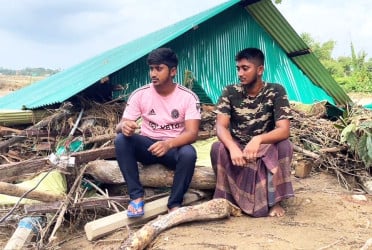 বাঁধ মেরামতে গিয়ে নিজের বসত ঘর হারালেন দুই ভাই