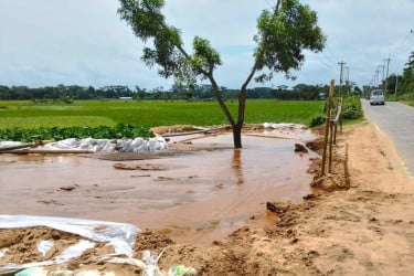 হবিগঞ্জ-শায়েস্তাগঞ্জ সড়কের পাশে অবৈধ বালুর ডিপো, বাড়ছে দুর্ঘটনার ঝুঁকি