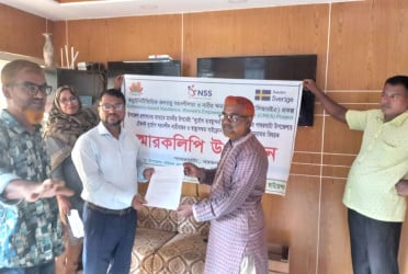 পাথরঘাটায় জলবায়ু সহনশীল ও নারীবান্ধব সাইক্লোন শেল্টারের দাবিতে স্মারকলিপি