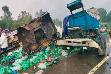 কক্সবাজার এক্সপ্রেস ট্রেনের ধাক্কায় দুমড়ে-মুচড়ে গেল ট্রাক