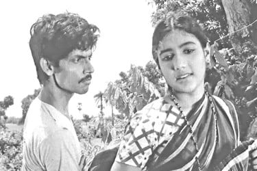 পেয়ারা গাছের ডাল ভেঙে পড়েছিলেন কবরী