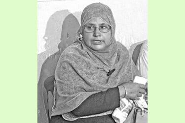 সম্পত্তি লিখে না দেওয়ায় মাকে বাড়িতে ঢুকতে বাধা!