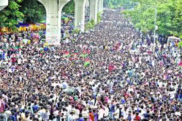 বিক্ষোভে উত্তাল নয়াপল্টন