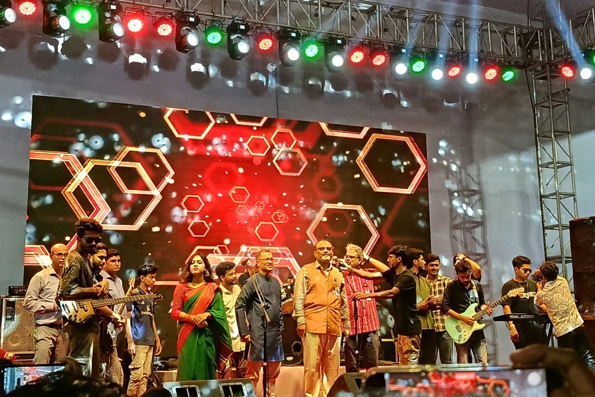 ঢাকা বিশ্ববিদ্যালয়ে চলছে কনসার্ট