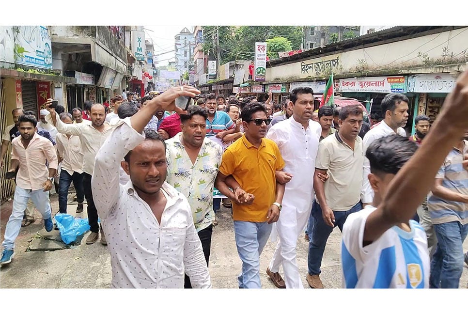 ঝালকাঠিতে স্বেচ্ছাসেবক দলের বিক্ষোভ মিছিল