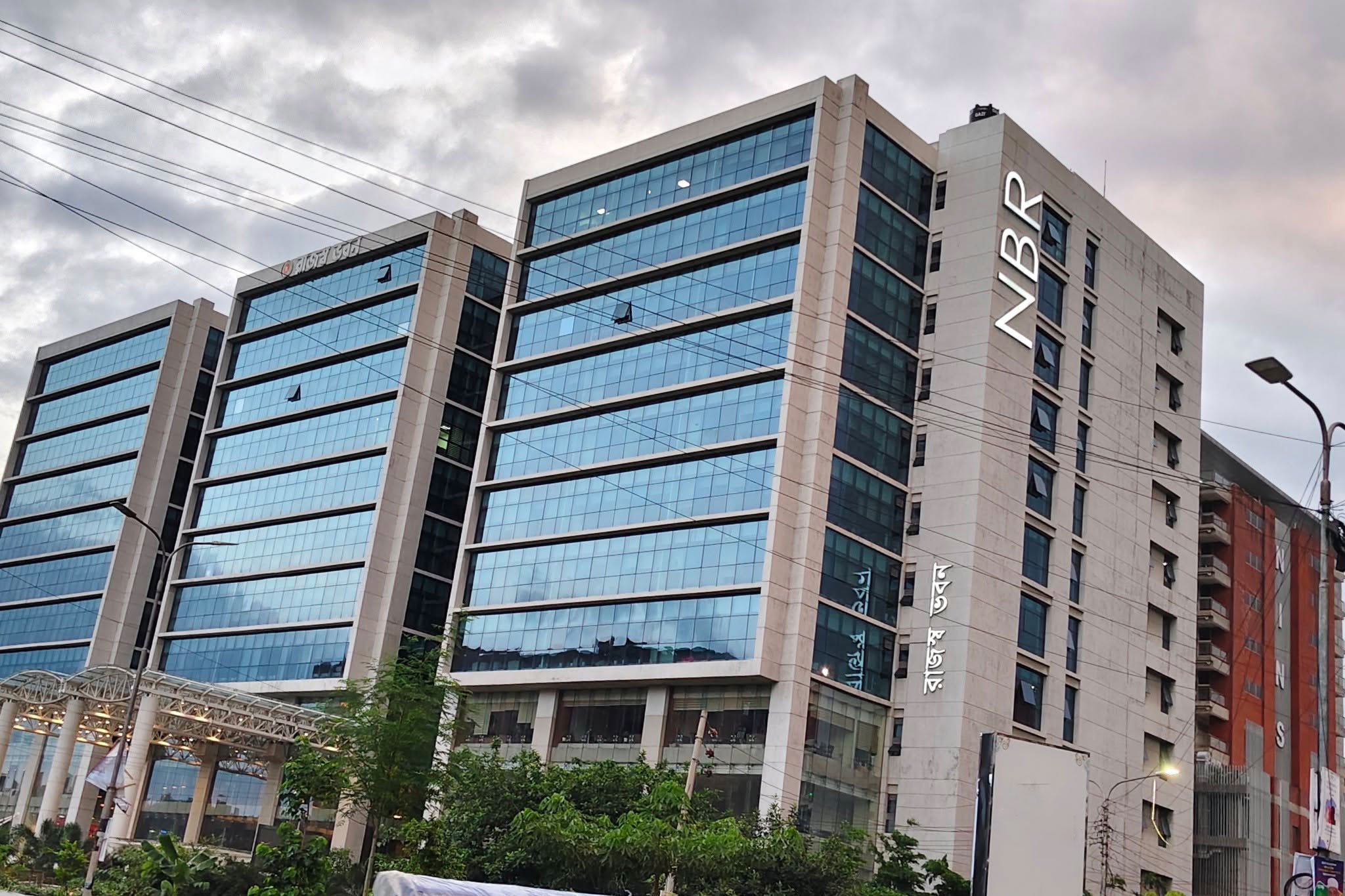 ৫ যুগ্ম কমিশনারসহ এনবিআরের ৮ কর কর্মকর্তা সাময়িক বরখাস্ত
