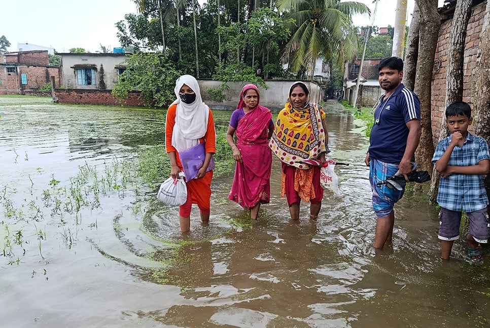 অব্যাহত বৃষ্টিপাতে সাতক্ষীরার বিস্তীর্ণ জনপদ প্লাবিত, জলাবদ্ধতায় নাকাল পৌরবাসী