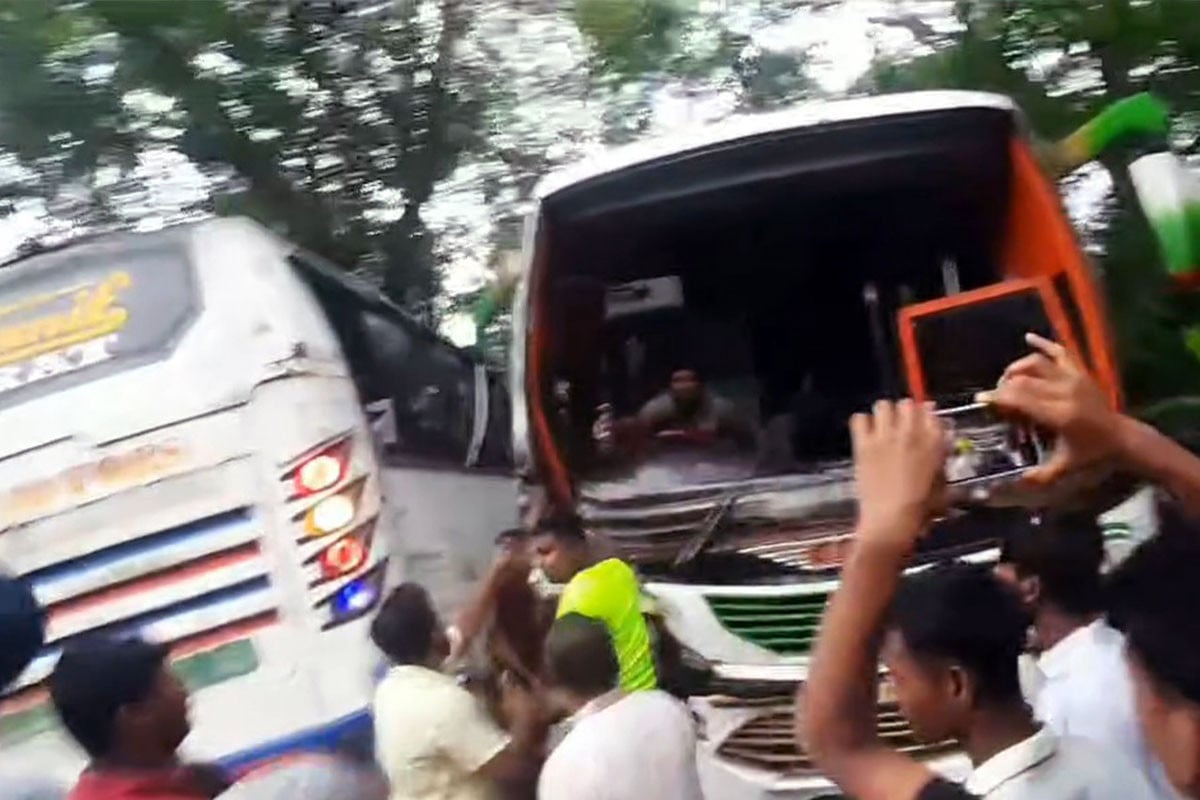 ঢাকা-বরিশাল মহাসড়কে বাস-ট্রাকের ত্রিমুখী সংঘর্ষ