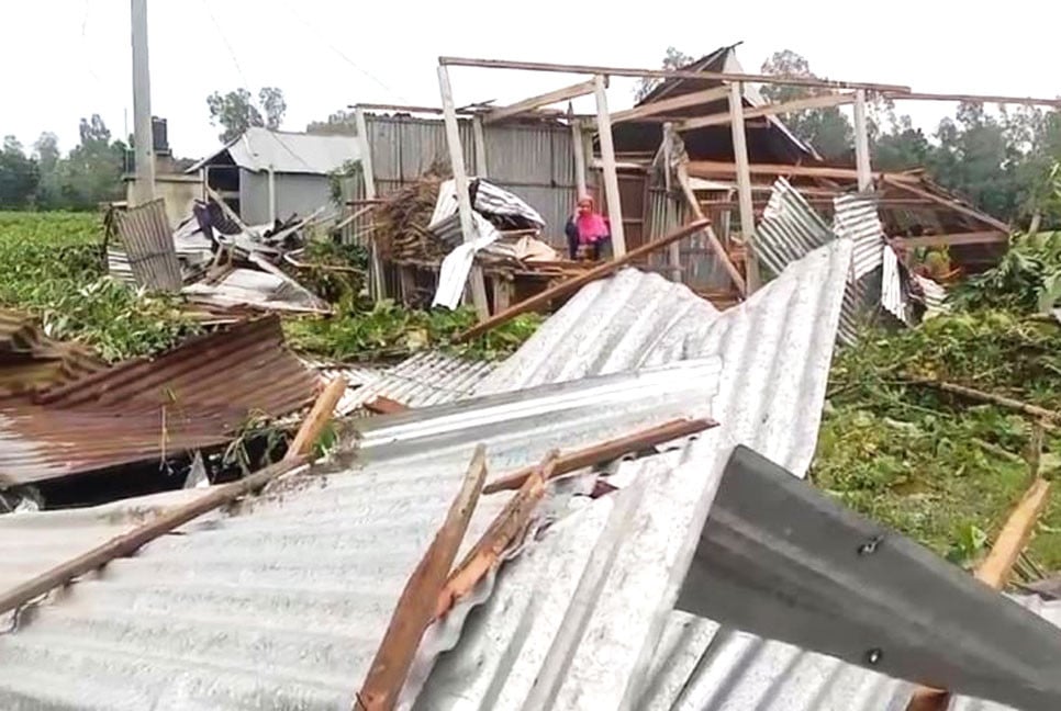 সিরাজগঞ্জে ঘূর্ণিঝড়ে লণ্ডভণ্ড ৪ গ্রাম