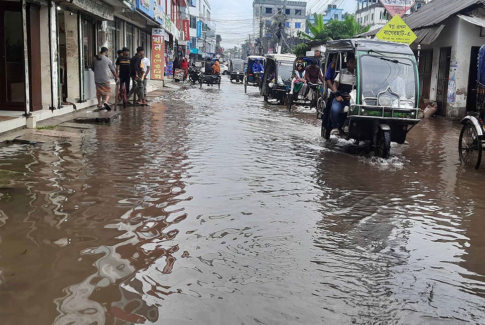 বৃষ্টি হলেই ডুবে থাকছে বাগেরহাট 
শহর, জনভোগান্তি চরমে