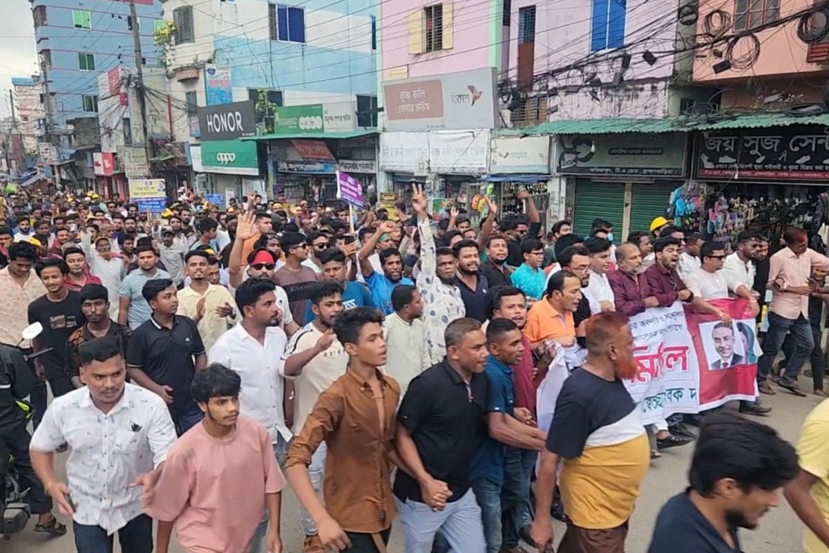 ব্রাহ্মণবাড়িয়ায় স্বেচ্ছাসেবকদলের বিক্ষোভ মিছিল