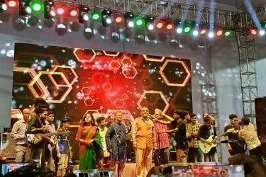 ঢাকা বিশ্ববিদ্যালয়ে চলছে কনসার্ট