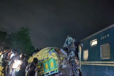 খুলনায় ট্রেন-ট্রাক সংঘর্ষে নিহত, ১ রেল যোগাযোগ বন্ধ
