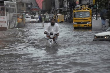 পাকিস্তানে ভারী বৃষ্টিতে ১১১ জনের মৃত্যু