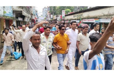 ঝালকাঠিতে স্বেচ্ছাসেবক দলের বিক্ষোভ মিছিল