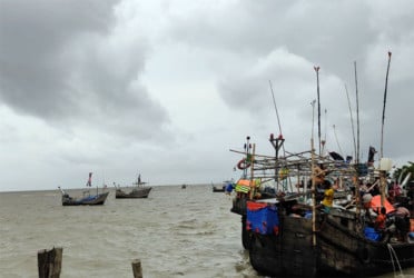 ঝড়ের শঙ্কায় মাছ ধরার নৌকা-ট্রলারকে গভীর সমুদ্রে যেতে মানা