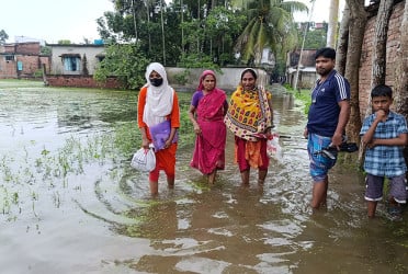 অব্যাহত বৃষ্টিপাতে সাতক্ষীরার বিস্তীর্ণ জনপদ প্লাবিত, জলাবদ্ধতায় নাকাল পৌরবাসী
