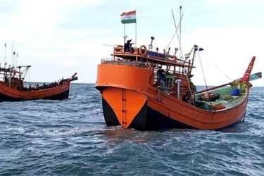 বাংলাদেশের জলসীমায় দুই ট্রলারসহ ৩৪ ভারতীয় জেলে আটক