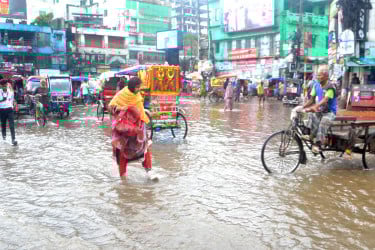 বগুড়ায় ভারী বৃষ্টিতে জলাবদ্ধতা, চরম দুর্ভোগে শহরবাসী