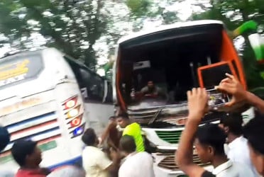 মাদারীপুরে বাস-ট্রাকের ত্রিমুখী সংঘর্ষ, আহত ৫