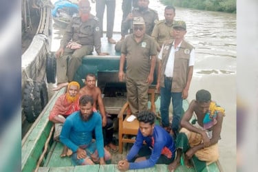 সুন্দরবনে নিষিদ্ধ সময়ে মাছ ধরায় পাঁচ জেলে আটক