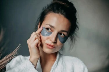 চোখের নিচের ত্বকে সব প্রসাধনী নয়
