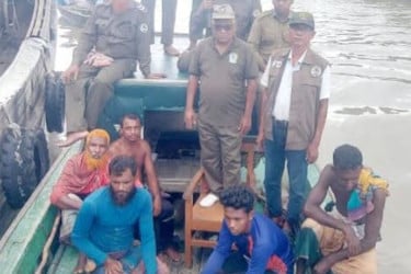 সুন্দরবনে দুটি নৌকাসহ পাঁচ জেলে আটক