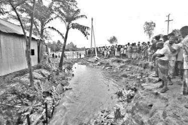 খেলতে গিয়ে ড্রেনে পড়ে শিশুর মৃত্যু
