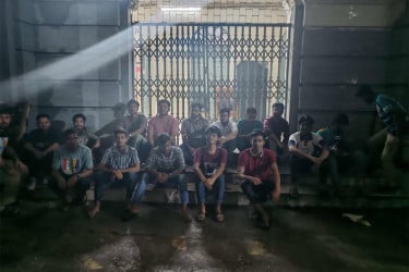জবির প্রশাসনিক ভবনে শিক্ষার্থীদের তালা, অবরুদ্ধ উপাচার্য