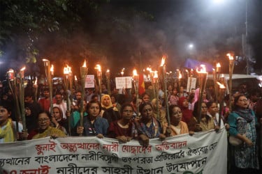 জুলাইয়ে নারীদের সাহসী উত্থান উদযাপনে ঢাকায় মশাল মিছিল