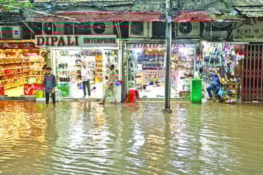 বৃষ্টি হলেই ভোগান্তি ঢাকায়