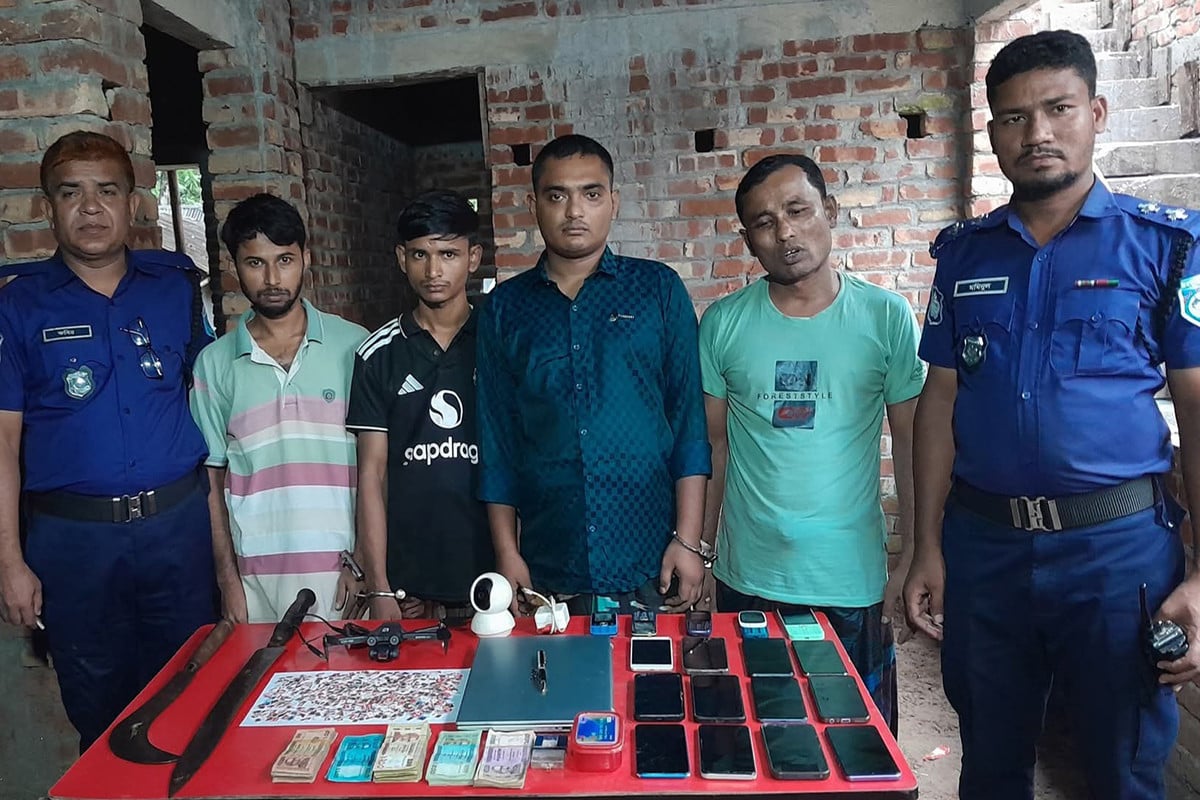 ফেসবুক ও মোবাইল ব্যাংকিং হ্যাক করে চলত প্রতারণা, গ্রেফতার ৪