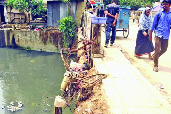 প্রাণঘাতী উন্মুক্ত নালা