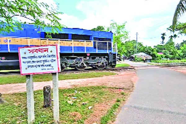 বিপজ্জনক লেভেলক্রসিংয়ে মৃত্যুফাঁদ